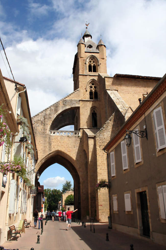 Une rue de Mirande, et l'église Sainte-Marie - Mirande (32300) - Gers