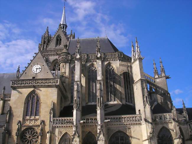 L'église Notre-Dame-des-Marais et la ville vue du haut dela tour-clocher