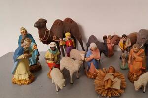 photo exposition de plus de 500 crèches et santons du monde