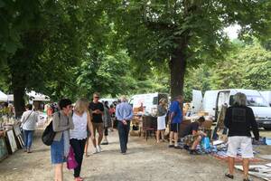 belle brocante professionnelle dans le jardin des moines