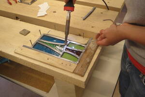 Atelier de fabrication d'un vitrail