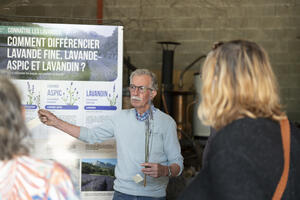 Visite guidée d’une distillerie d’huile essentielle dans la Drôme