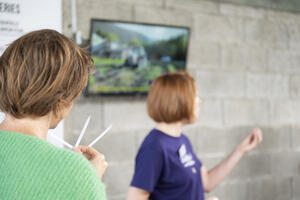 Atelier d'aromathérapie familiale dans une distillerie d’huile essentielle