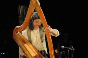 photo Christophe GUILLEMOT joue sur les harpes celtiques qu'il a fabriqué à l'église du Graal de TREHORENTEUC
