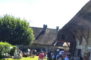 photo vide-greniers 4 mai à iZIEU ( 01300)