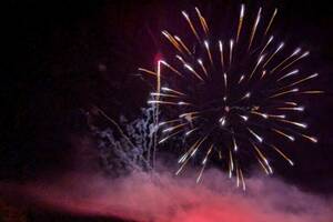 Guinguette au bord de l'eau et feu d'artifice du 14 juillet