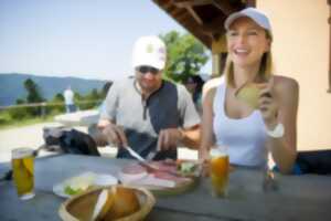 photo Un repas dans une ferme auberge