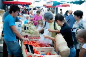 Marché aux produits de bouche et créateurs