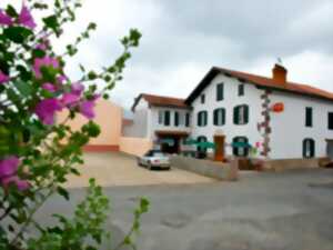 Fêtes de village : pelote basque, goûter et  repas poule au pot animé