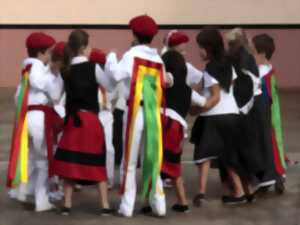 photo Défilé de la cavalcade du groupe de danse basques du village de Lasse