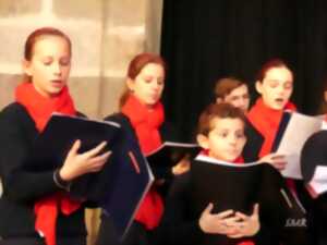 photo LES PETITS CHANTEURS DE LA TRINITÉ CHANTENT NOËL