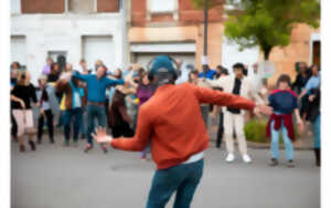 photo Noël à Ciboure ! Balade urbaine chorégraphique sur fond de cinéma Happy manif