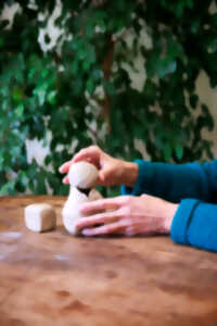 ATELIER À DOMICILE DE POTERIE AVEC L'ARGILE EN TÊTE