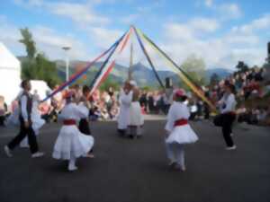 photo Fêtes de village : repas des villageois, soirée talo ta xingar avec la txaranga d'Hergarai