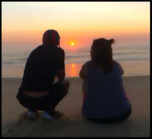 Balade sur la plage au coucher du soleil en Tchanquaroue