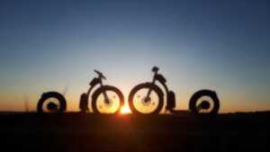 Balade sur la plage au coucher du soleil en Tchanquaroue