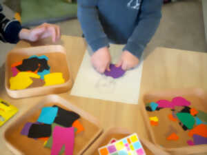 photo SAMEDI FAMILLE : VISITE SENSORIELLE ET ATELIER PARTAGÉ PARENT-ENFANT AU CŒUR DE L’EXPOSITION SEMPERVIRENT·E DE CÉLIE FALIÈRES.