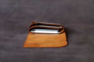 photo Stage de maroquinerie pour enfant : fabrication d'un porte-carte en cuir